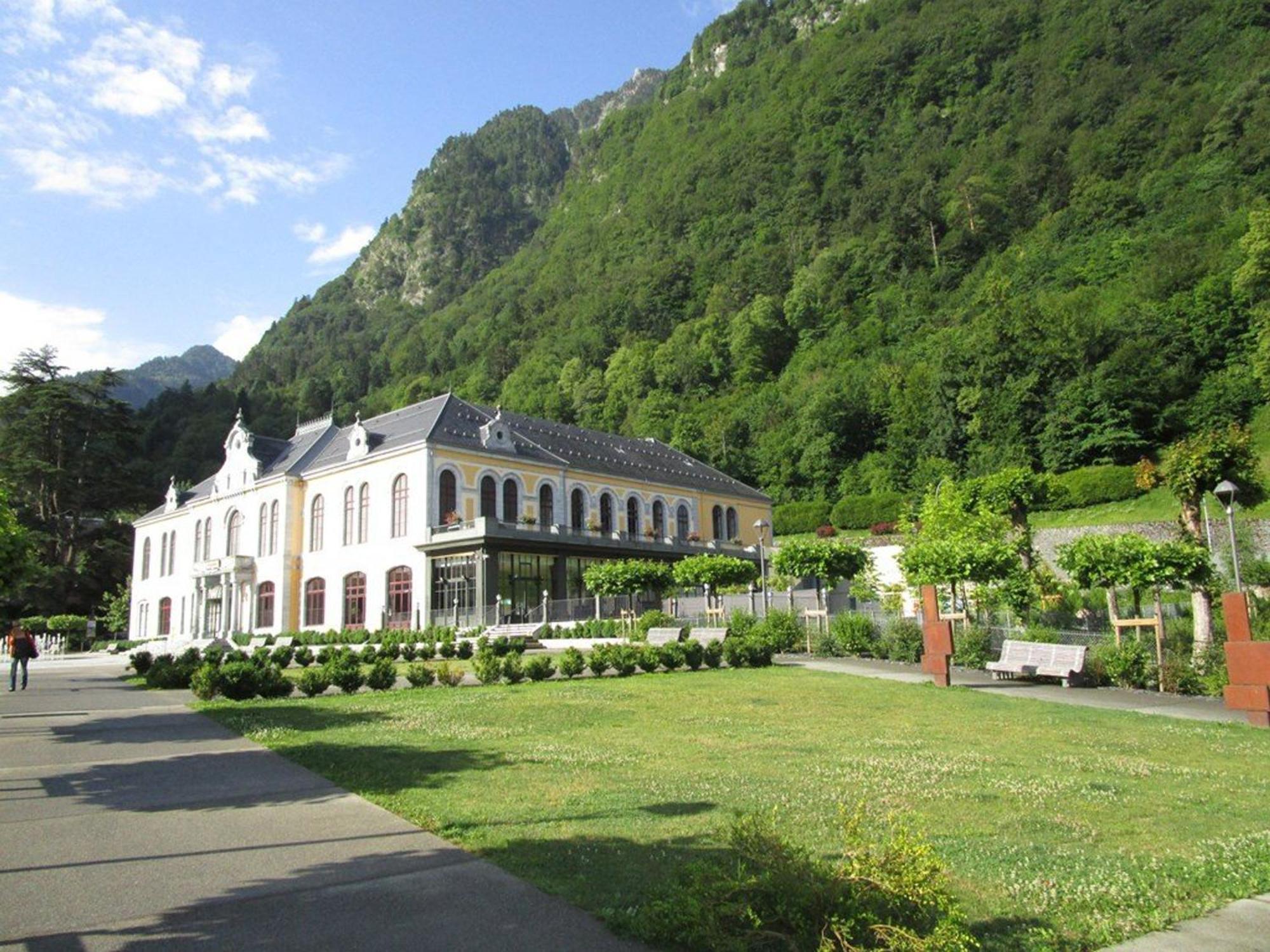 Maison Cauterets, 9 pièces, 15 personnes - FR-1-234-244 Extérieur photo
